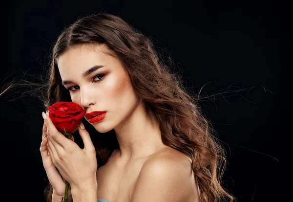 Nő csupasz vállak piros rózsa kezében sötét háttér luxus — Stock Fotó