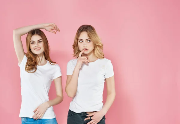 Csinos nők fehér pólók kommunikáció barátság divat — Stock Fotó
