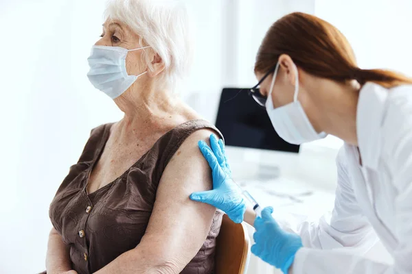 Mujer anciana con un médico inmunización seguridad inmunidad protección — Foto de Stock