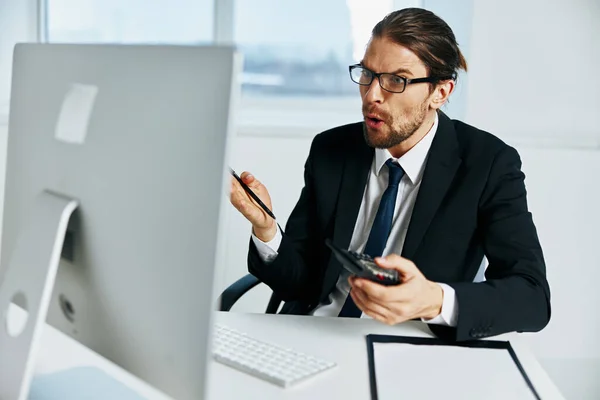 Zakenman een ambtenaar werkt aan de computer Chief — Stockfoto