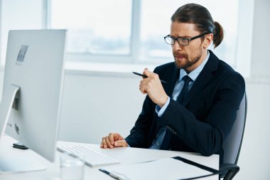 Gözlük teknolojisiyle resepsiyondaki erkek yönetici.