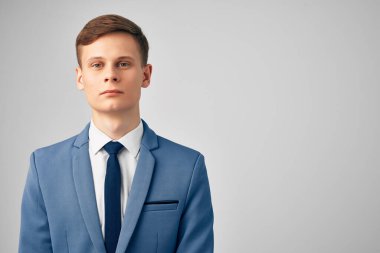 Kravatlı bir yönetici ofisinde ceketli bir adam.