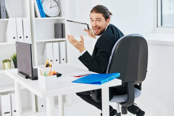 マネージャーはノートパソコン通信の前で感情を働かせるライフスタイル — ストック写真