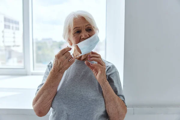 Starsza kobieta nosząca maskę medyczną choroba układu oddechowego — Zdjęcie stockowe