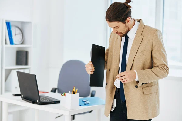 Hombre de chaqueta beige en la oficina con documentos estilo de vida — Foto de Stock