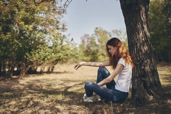 Žena venku u stromu příroda životní styl léto — Stock fotografie