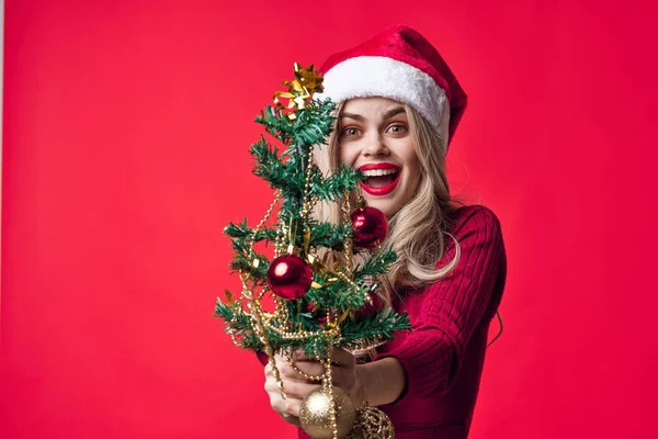 Vacker kvinna i Santa claus kostym med julgran i händerna tradition semester isolerad bakgrund — Stockfoto