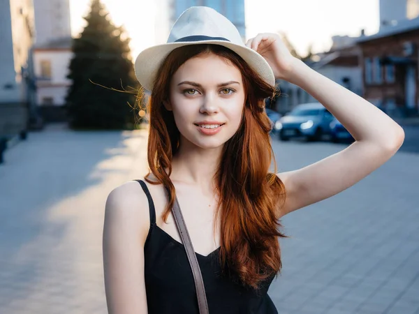 Atraktivní žena v klobouku venku léto životní styl — Stock fotografie
