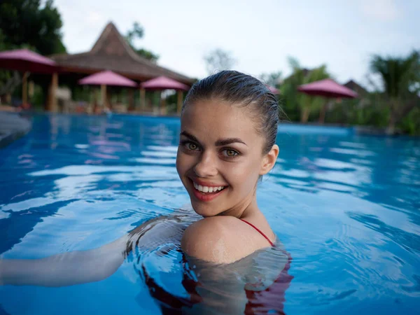 Bella donna allegra Nuoto in piscina vacanza di lusso Bali isola — Foto Stock