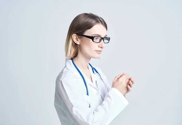 Kvinna i vit rock stetoskop behandling sjukhus arbete — Stockfoto