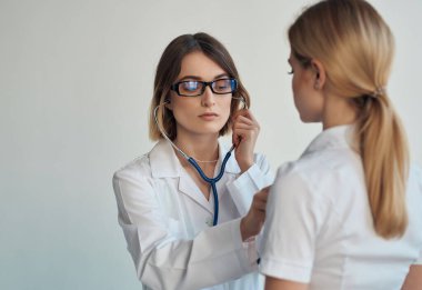 Doktor steteskop iyileştirme prosedürleri hafif arka plan tedavisi