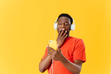 Kulaklıklı müzik dinleyen Afrikalı Amerikalı.