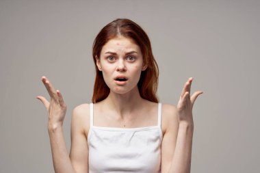 Güzel kadın kozmetoloji cilt bakımı ergenlik dönemi yakın çekimi