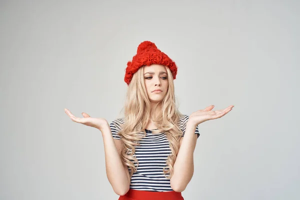 Όμορφη γυναίκα σε μοντέρνα ρούχα Κόκκινο καπέλο φως φόντο Lifestyle — Φωτογραφία Αρχείου