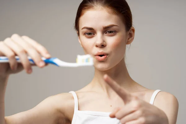 Pretty woman toothpaste brushing teeth dental health studio lifestyle — Stock Photo, Image