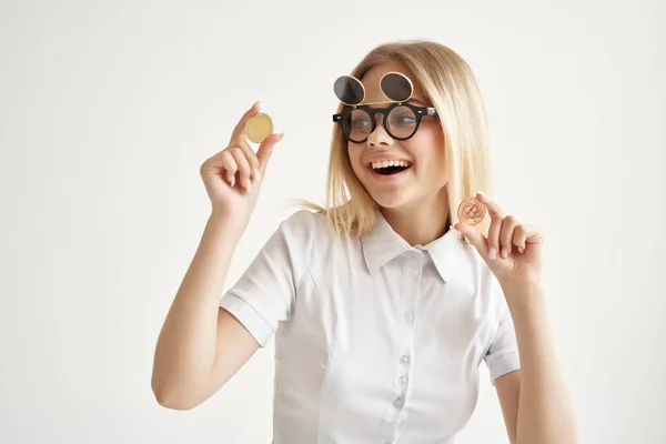 Financier in een wit shirt met een map in de hand technologieën — Stockfoto