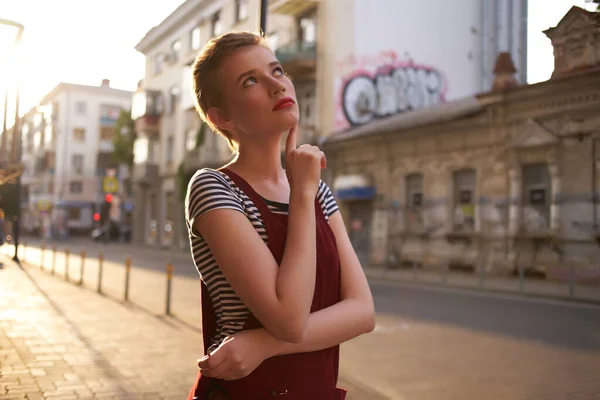 Mujer bonita al aire libre en el estilo de vida de sol de pelo corto — Foto de Stock