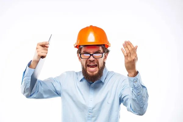 Bärtiger Mann orangefarbener Helm auf dem Kopf Schutzuniform — Stockfoto
