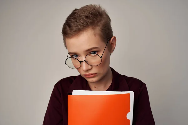 Étudiante avec lunettes mode fond isolé — Photo