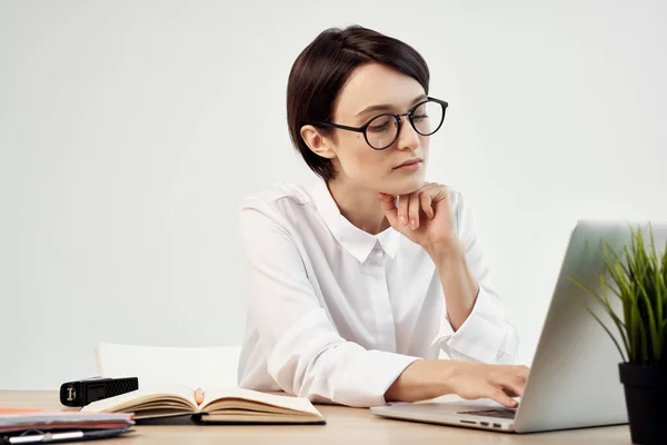 Mulher em traje na frente de documentos do laptop Professional Job fundo de luz — Fotografia de Stock