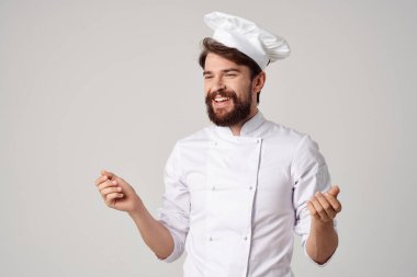 Erkek restoran servisi. Profesyonel olarak izole edilmiş geçmiş.