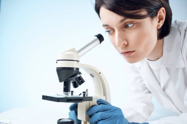 Kadın doktor araştırma biyolojisi ekoloji deney analizi ışık arka planı