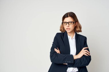 Yönetici el hareketleriyle arka plan duygularını aydınlatır