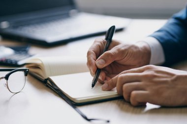 Ofis duyguları teknolojilerinde bir dizüstü bilgisayar için çalışan işadamları