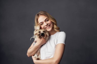 Küçük köpek makyajlı güzel bir kadın.