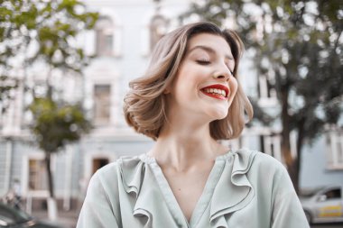 Neşeli kadın kırmızı dudaklar cazibeli şehir yürüyüşü caddesi