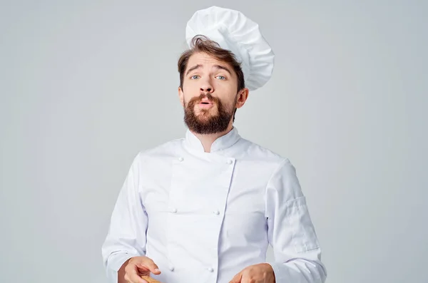 Vrolijke mannelijke chef koken voedsel keuken restaurant werk professioneel — Stockfoto