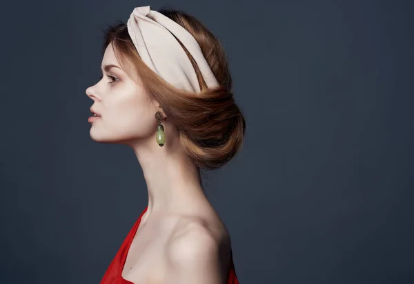 Mulher em brincos vestido vermelho headband moda estilo elegante — Fotografia de Stock