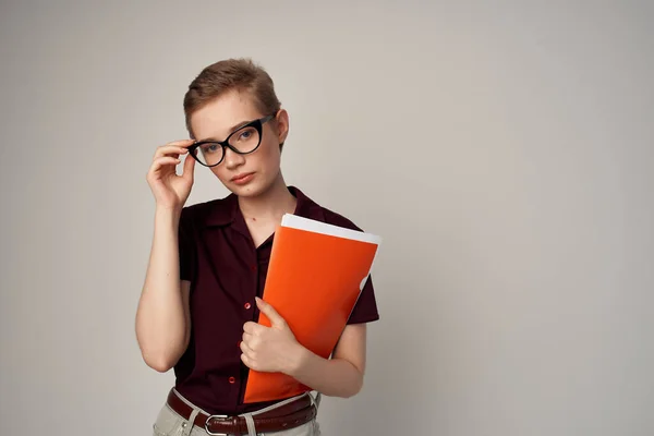 Mulher estudantes vermelho pasta documentos estilo de vida moda — Fotografia de Stock