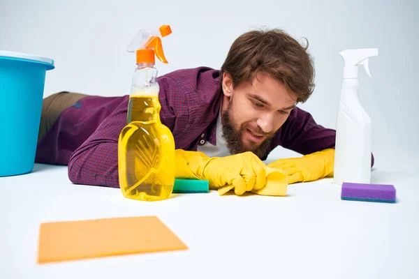 Hombre con detergente limpiando el apartamento prestación de servicios — Foto de Stock