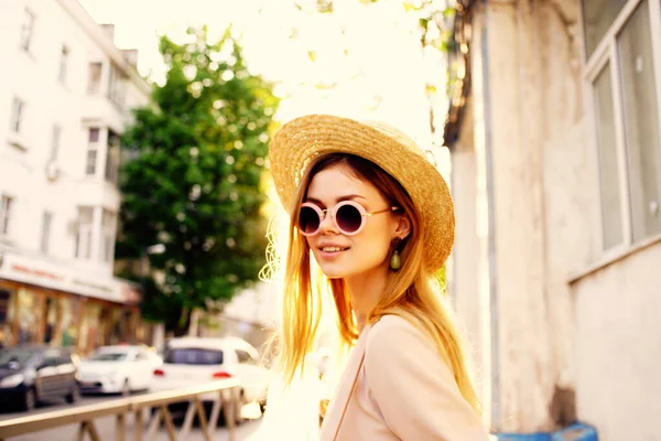 Hermosa mujer al aire libre paseo moda verano estilo de vida — Foto de Stock