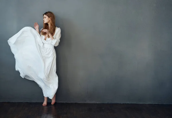Mujer alegre en vestido blanco danza entretenimiento estilo elegante fondo oscuro — Foto de Stock