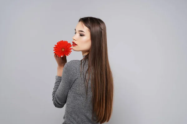 Vacker brunett med röd blomma ljus makeup modell — Stockfoto