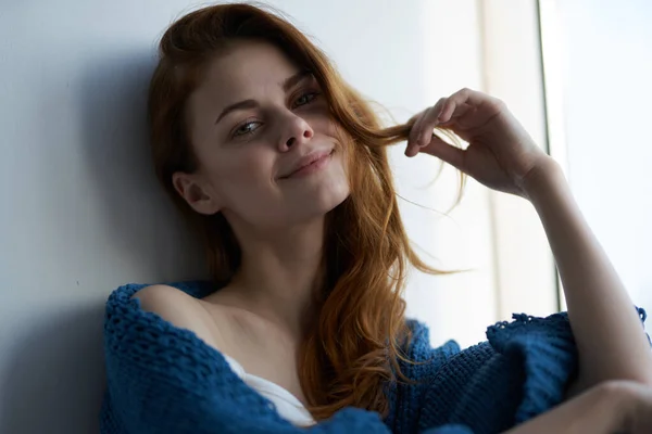 아름다운 여인 이 푸른 색옷을 입고 창가에 앉아 쉬고 있다 — 스톡 사진