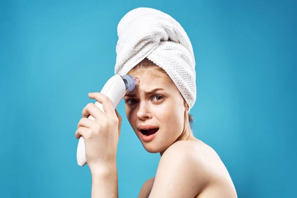 Csinos nő törülközővel a fején masszírozás arc bőrápolás — Stock Fotó