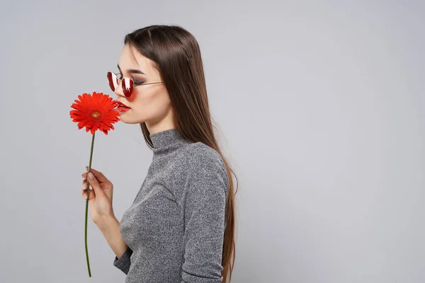 Morena vestindo óculos de sol vermelho flor paixão romance estúdio — Fotografia de Stock