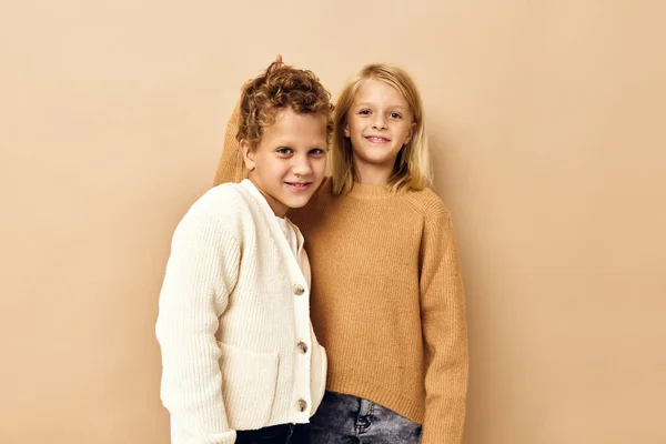 Glada barn ler och poserar i avslappnade kläder Studio känslor — Stockfoto