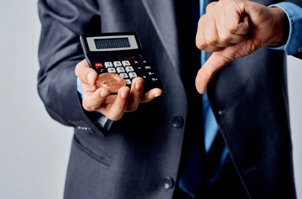 Homem barbudo calculadora bitcoin na mão contando oficial estúdio financeiro — Fotografia de Stock