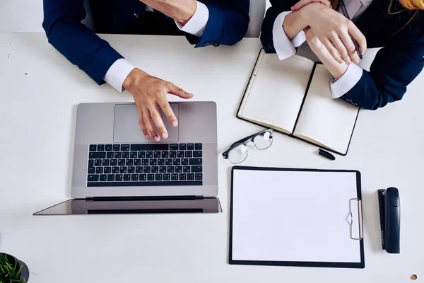 Üzletember és nő laptop és dokumentumok az asztalon — Stock Fotó