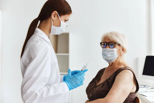 高齢女性予防接種安全薬注射 — ストック写真