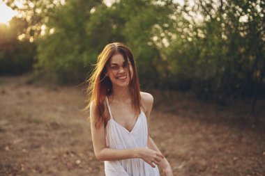 Neşeli kadın elleriyle el kol hareketi yapıyor özgürlük doğası güneşi