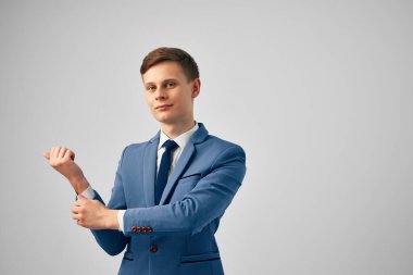 Takım elbiseli bir iş adamı ellerini önüne koydu. Kendine güvenen profesyonel bir iş çıkardı.