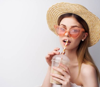 Neşeli kadın mücevher güneş gözlüğü süslemeleri