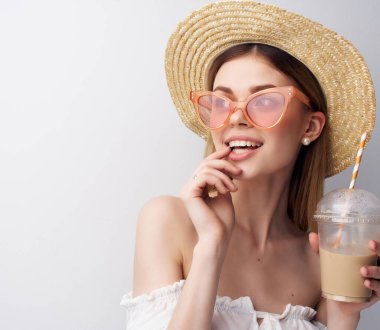 Güzel kadın, çekici. Şapka süslemeleri.