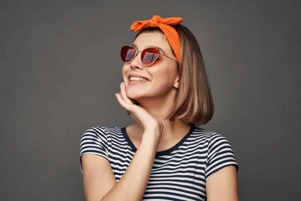 Mulher bonita usando óculos de sol posando moda em estilo moderno — Fotografia de Stock