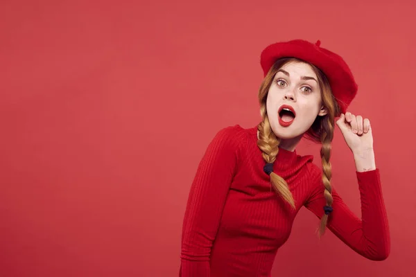 Wesoła kobieta w czerwonym swetrze kosmetyki emocje czerwony tło — Zdjęcie stockowe